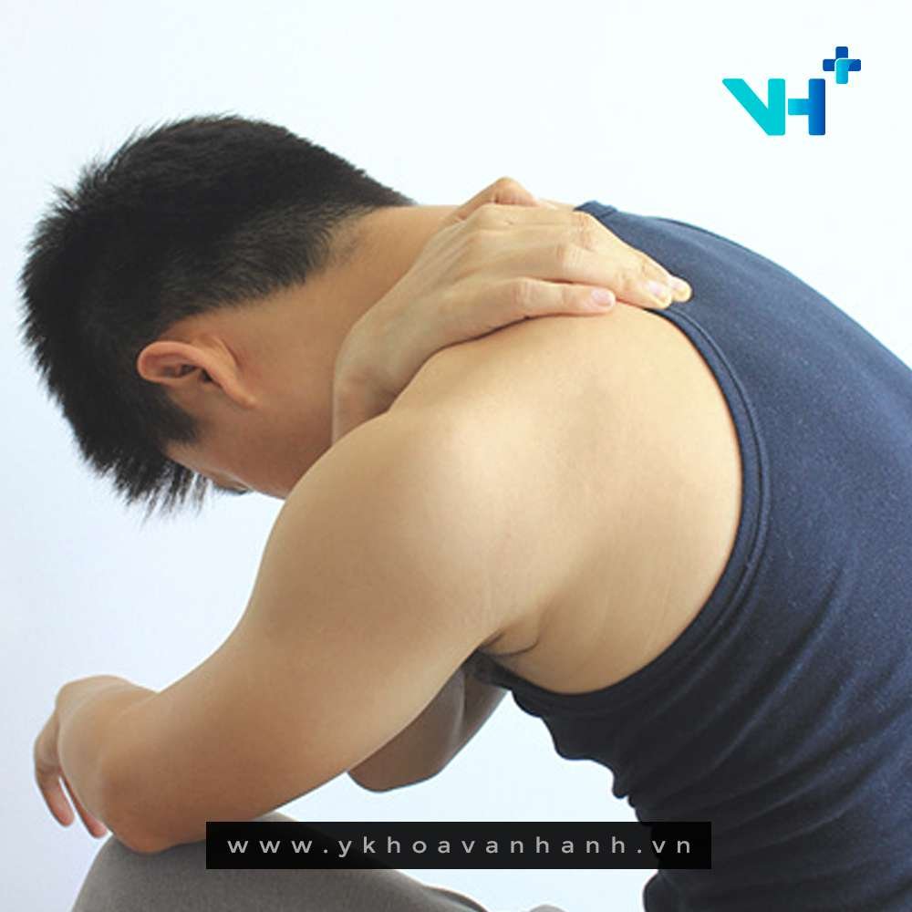 đau vai gáy tê bì chân tay